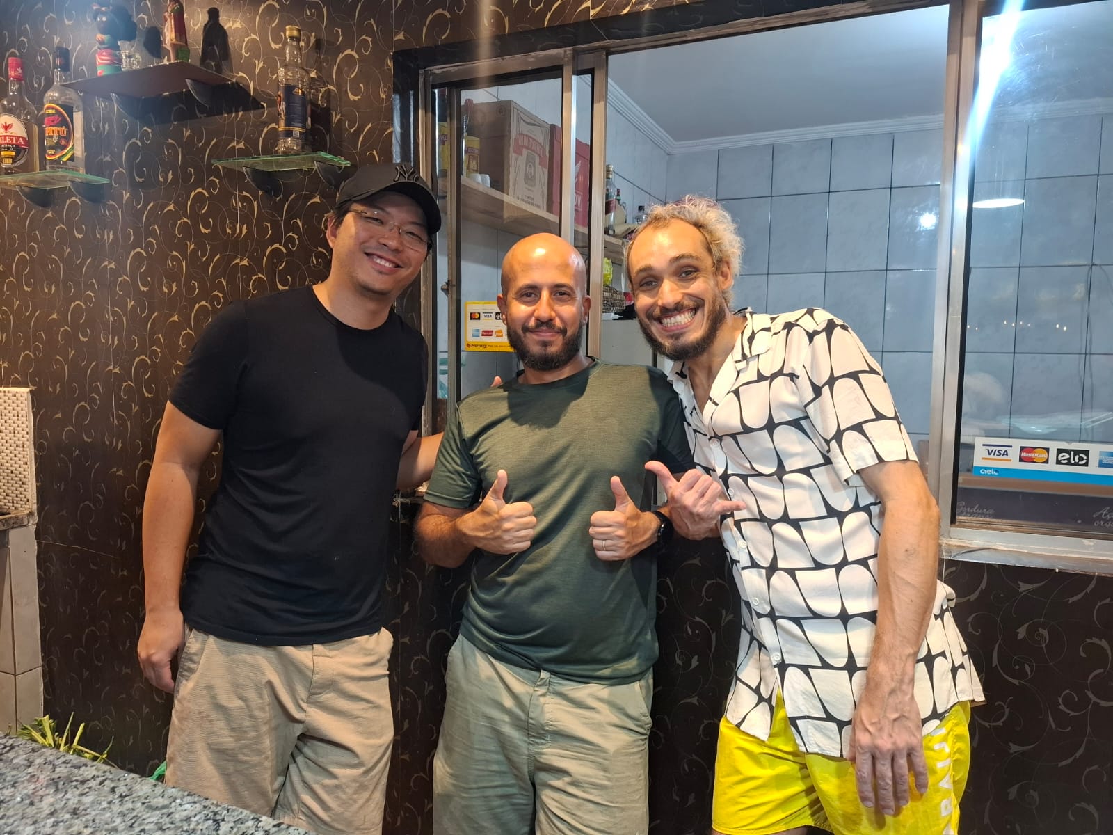 Galera animada e sorridente na Feijoada Solidária