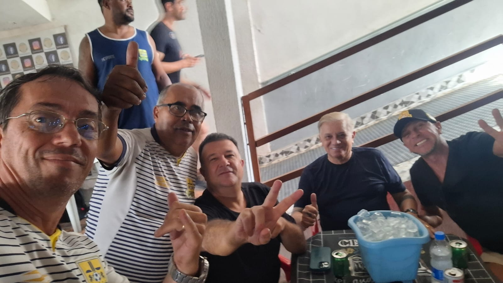 Roda de samba tocando no Quintal de Bamba