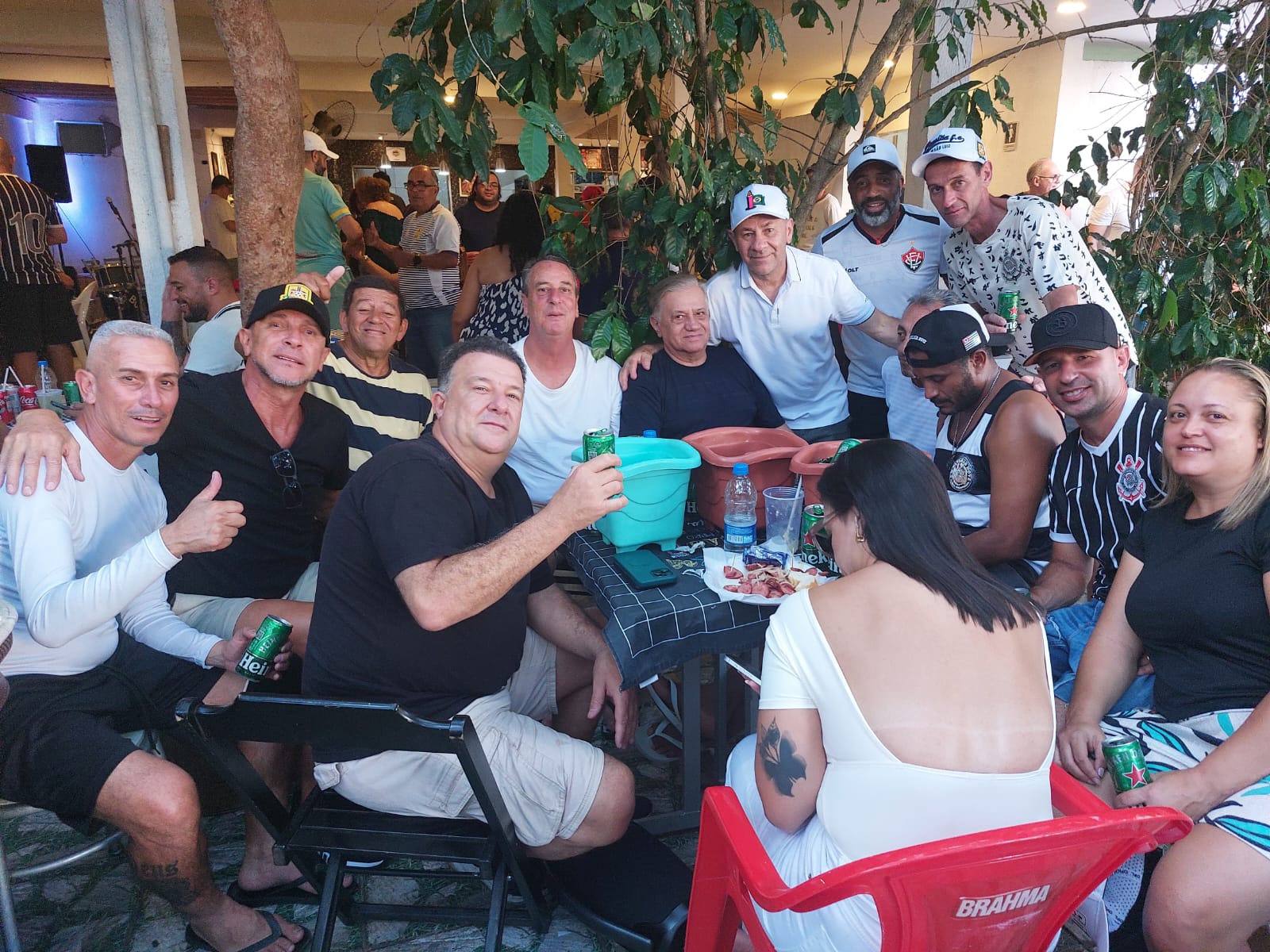 Amigos brindando em prol do Ivan